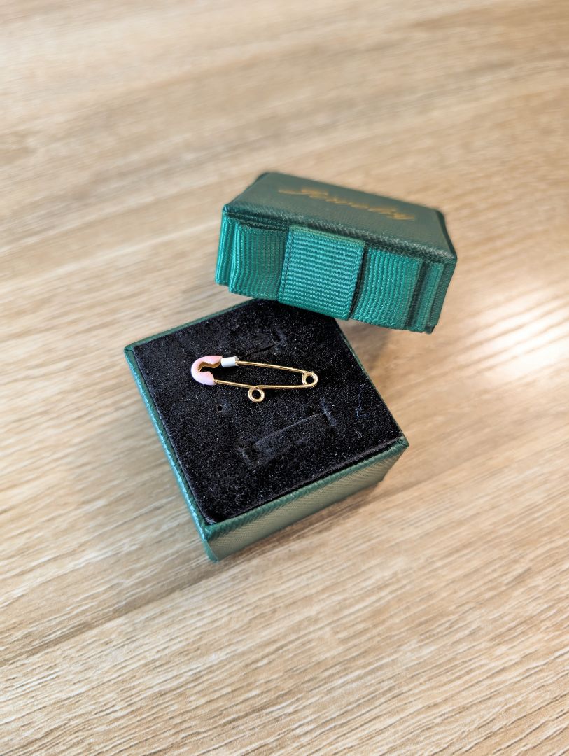 18kt gold Pin