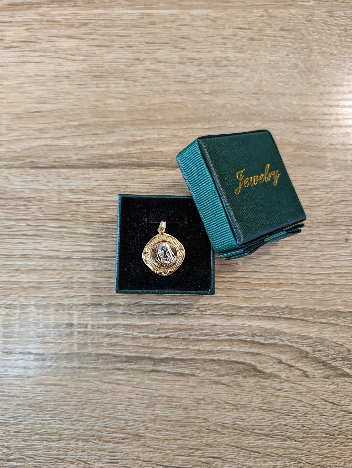 18kt virgin Mary