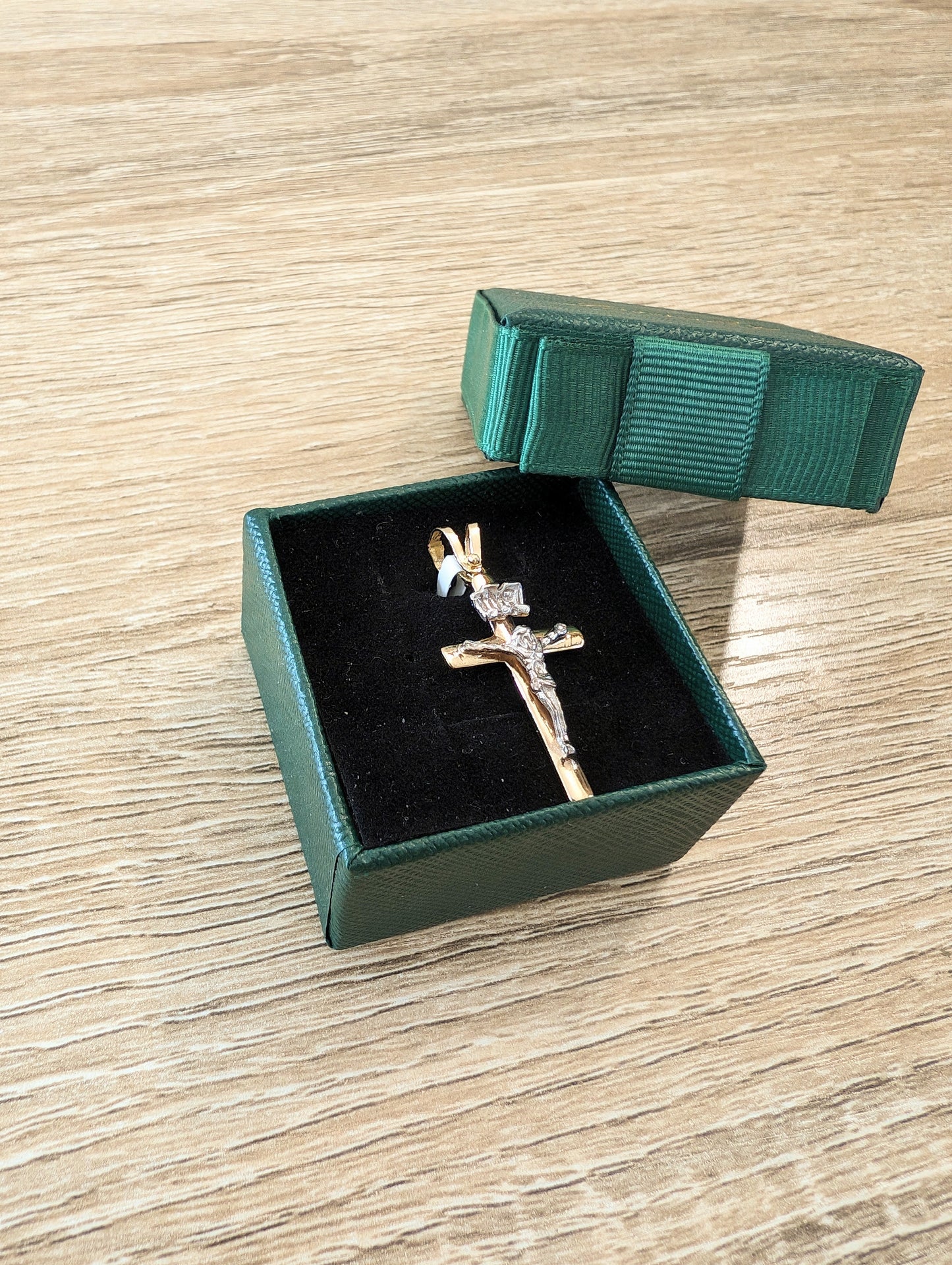 18kt Crucifix