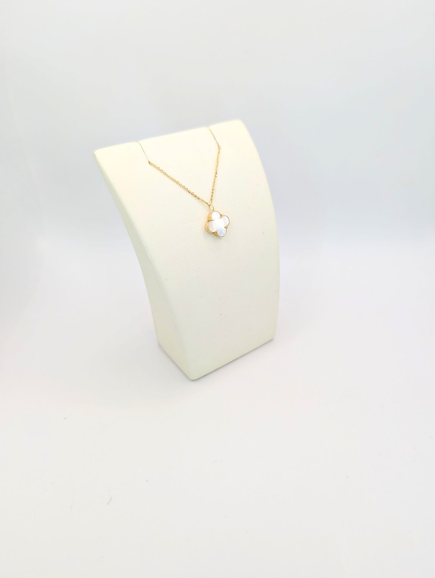 18kt Mother Of Pearl Clover Necklace