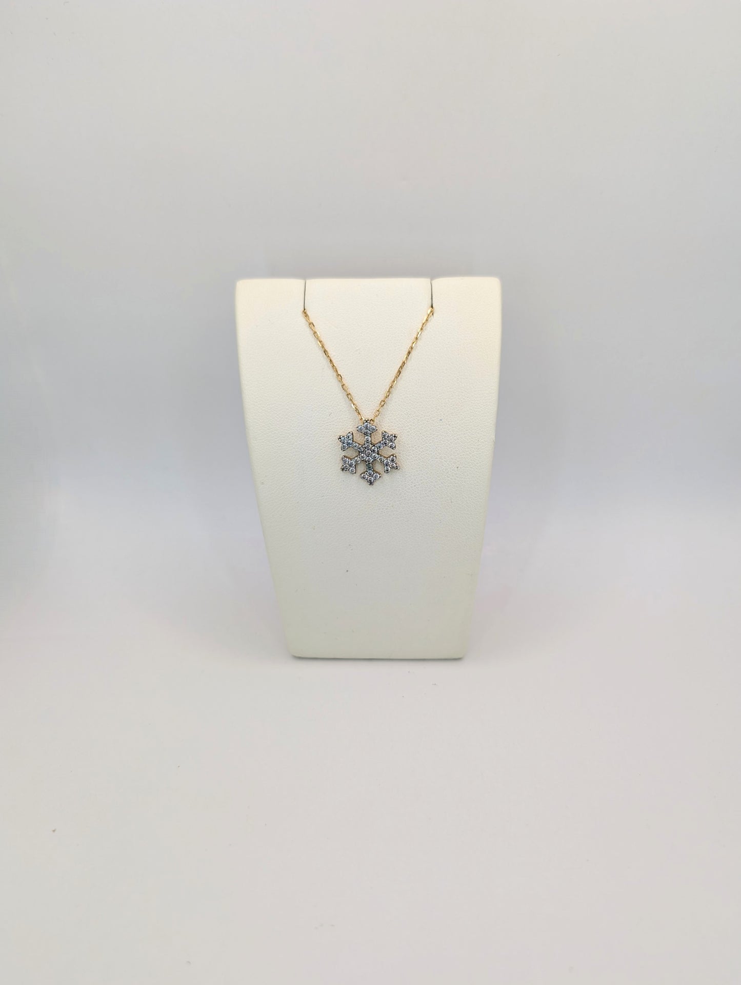 18kt Snow Flake Necklace