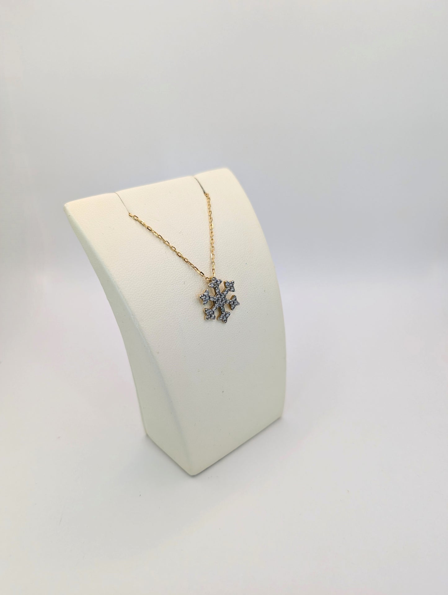 18kt Snow Flake Necklace