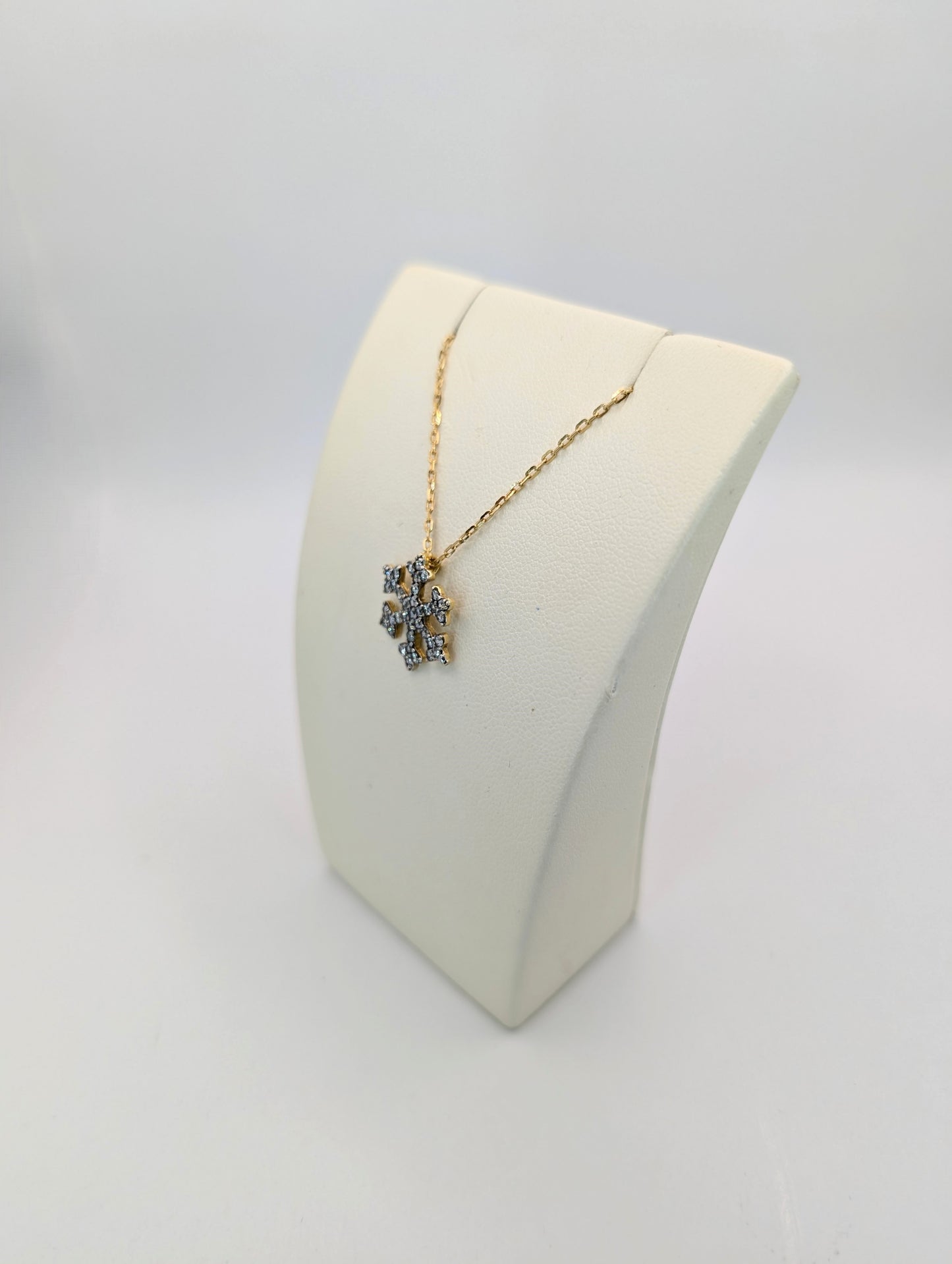 18kt Snow Flake Necklace