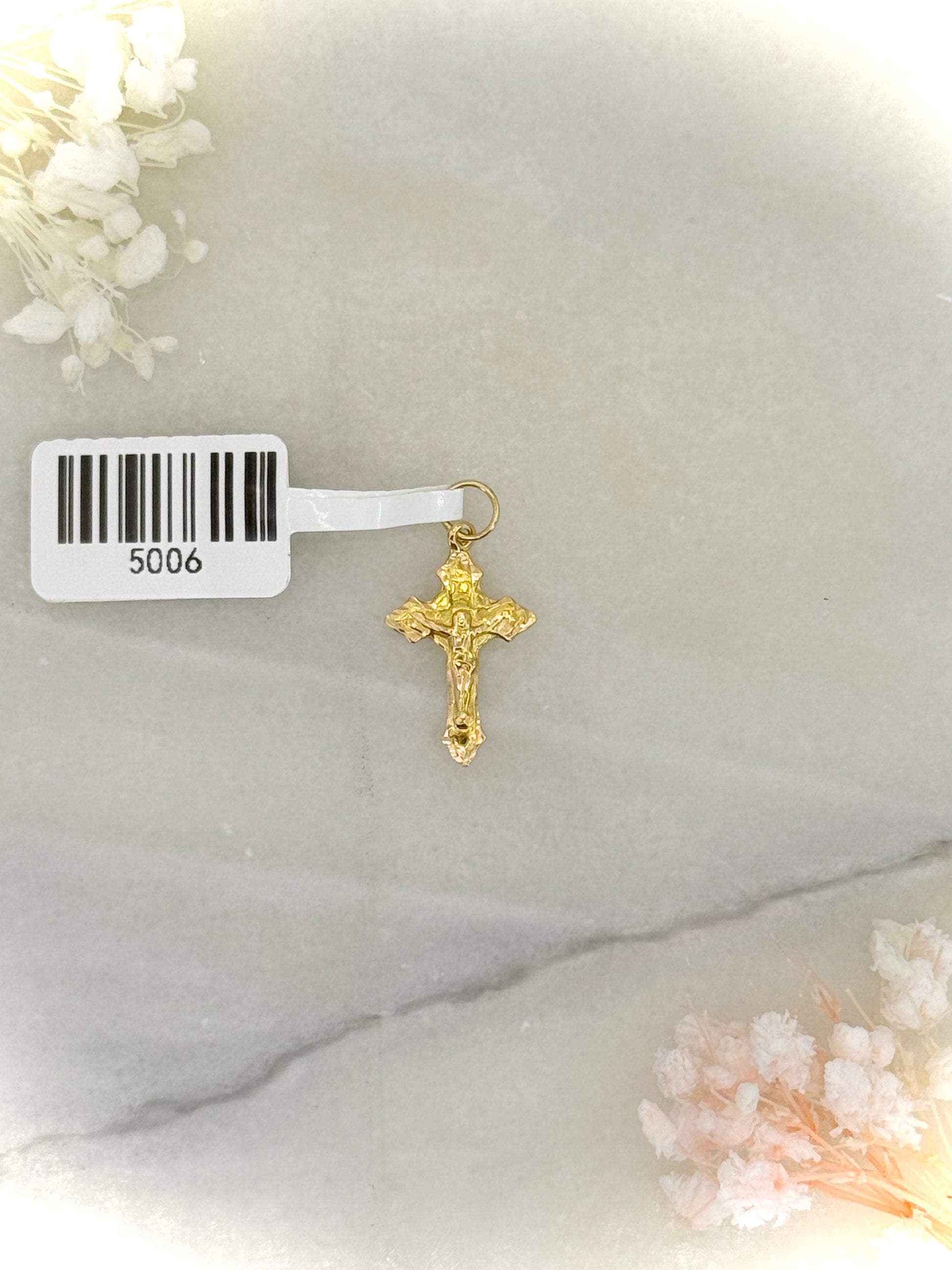 18K yellow gold crucifix pendant front view