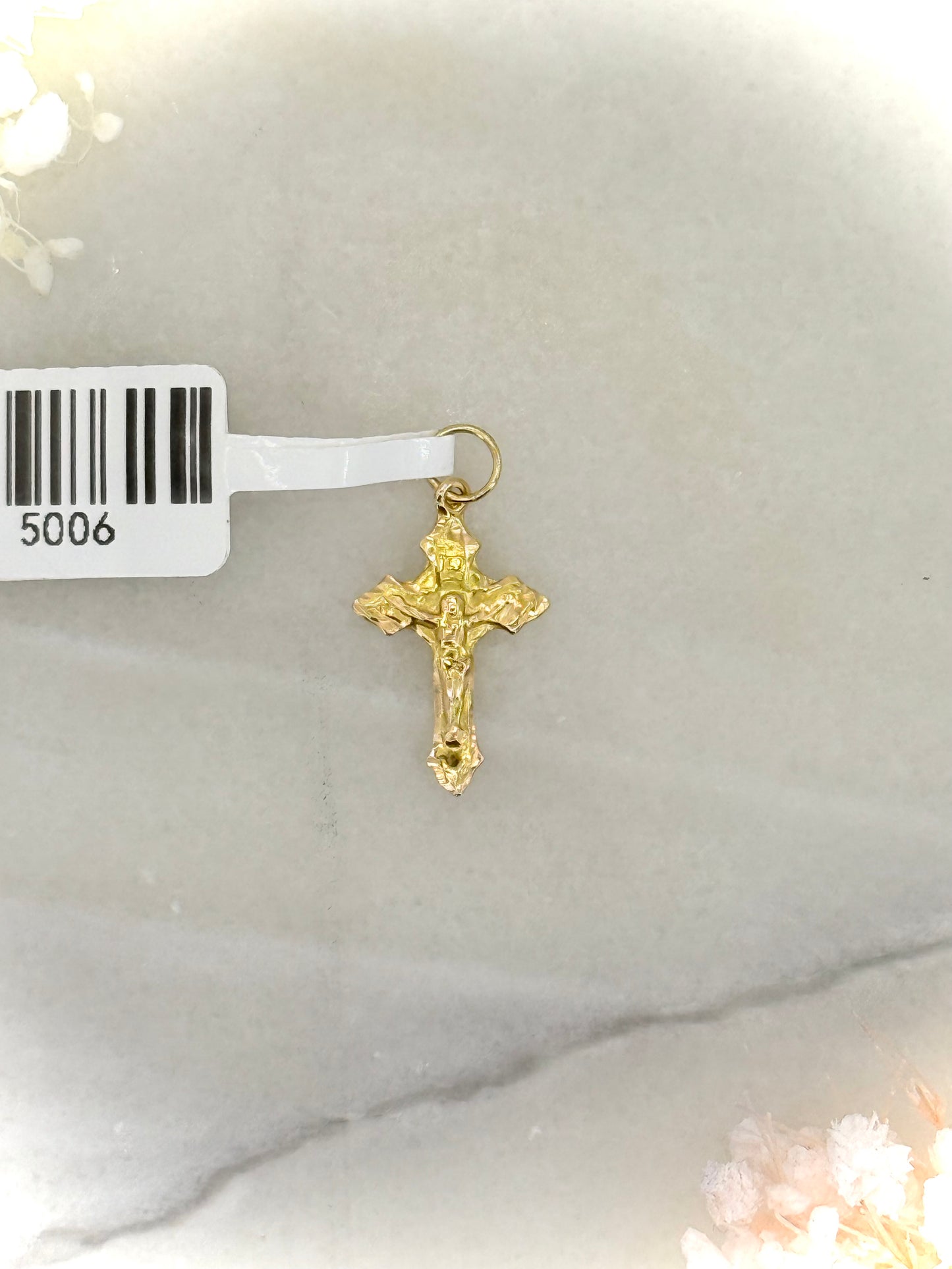 Christian crucifix pendant in 18K gold