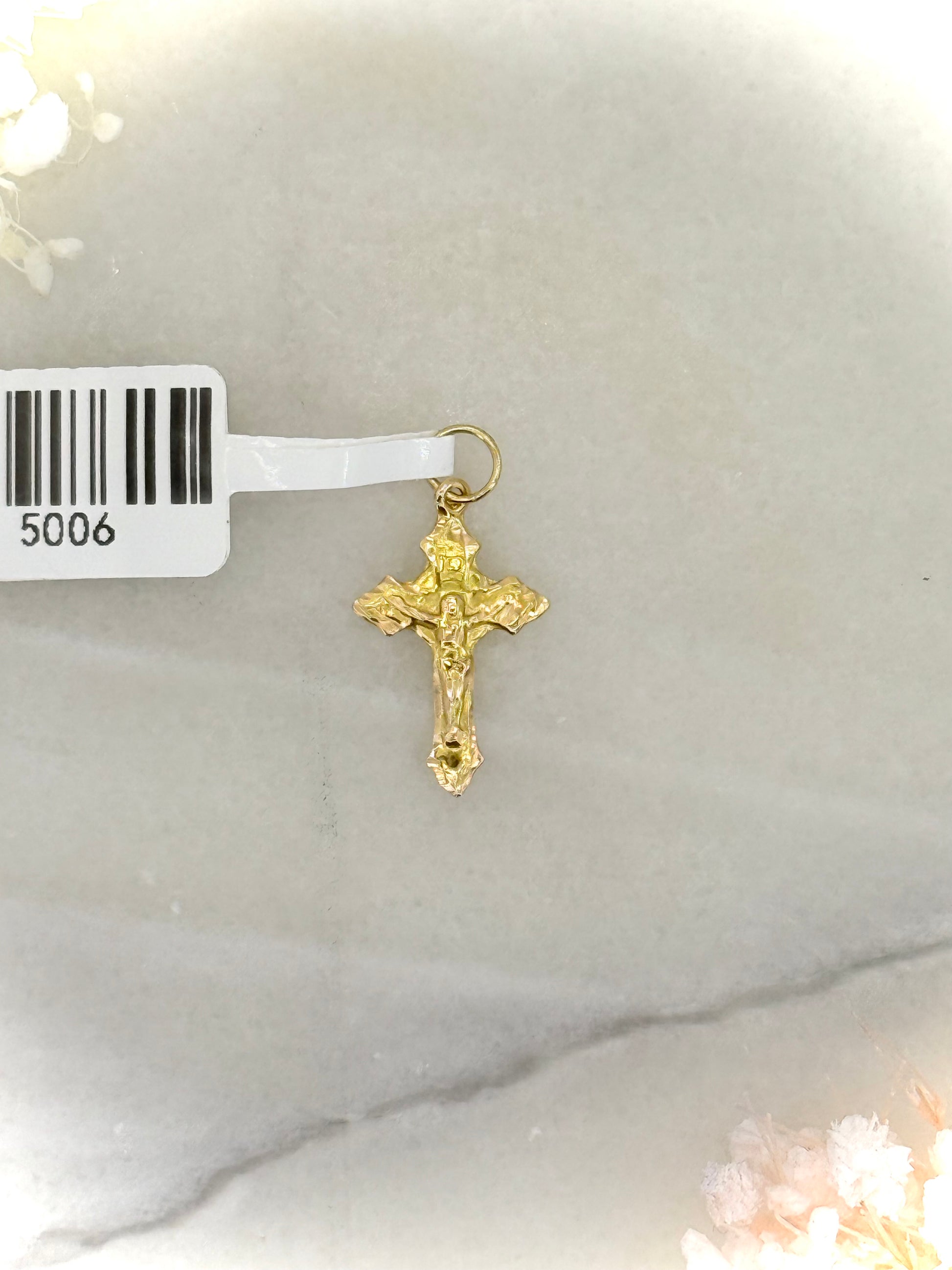Christian crucifix pendant in 18K gold