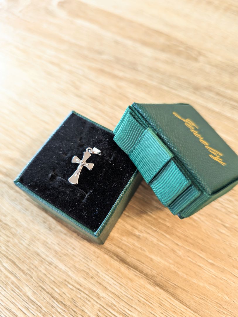 18kt Cross Pendant