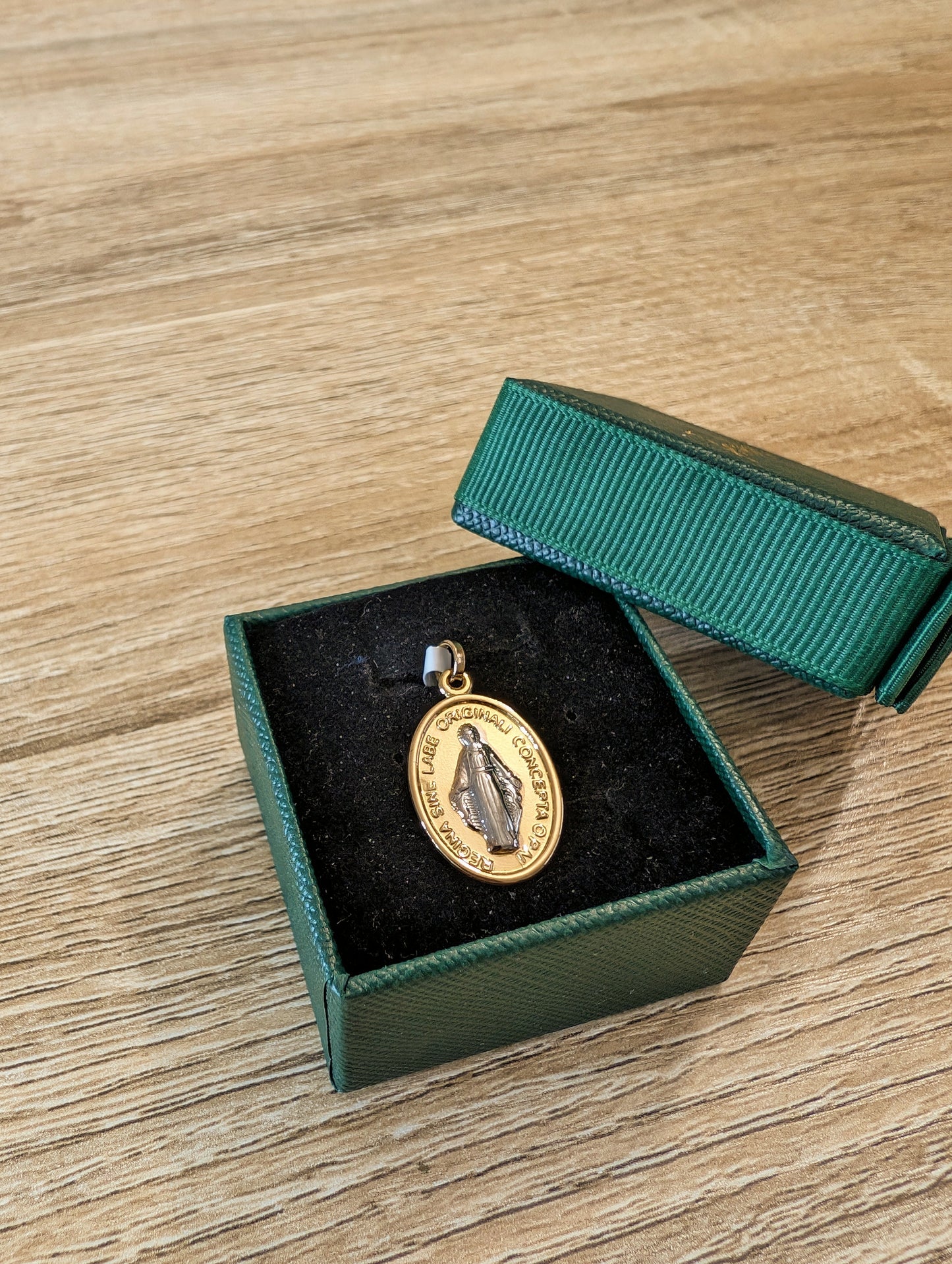 18kt Virgin Mary Oval