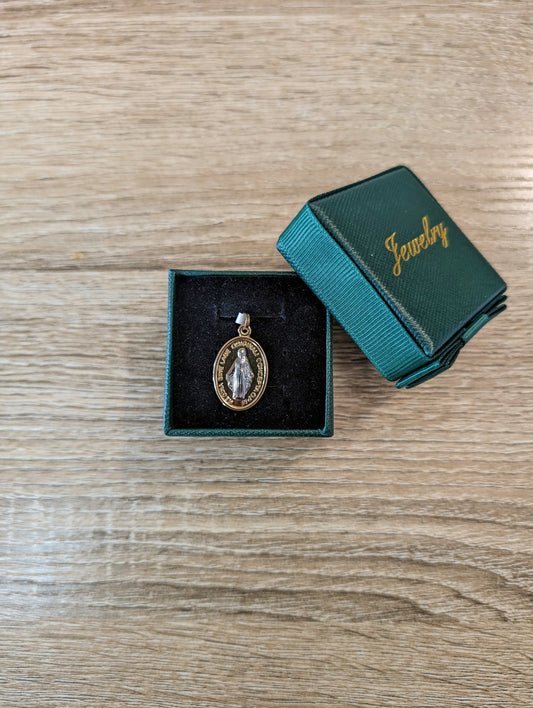 18kt Virgin Mary Oval