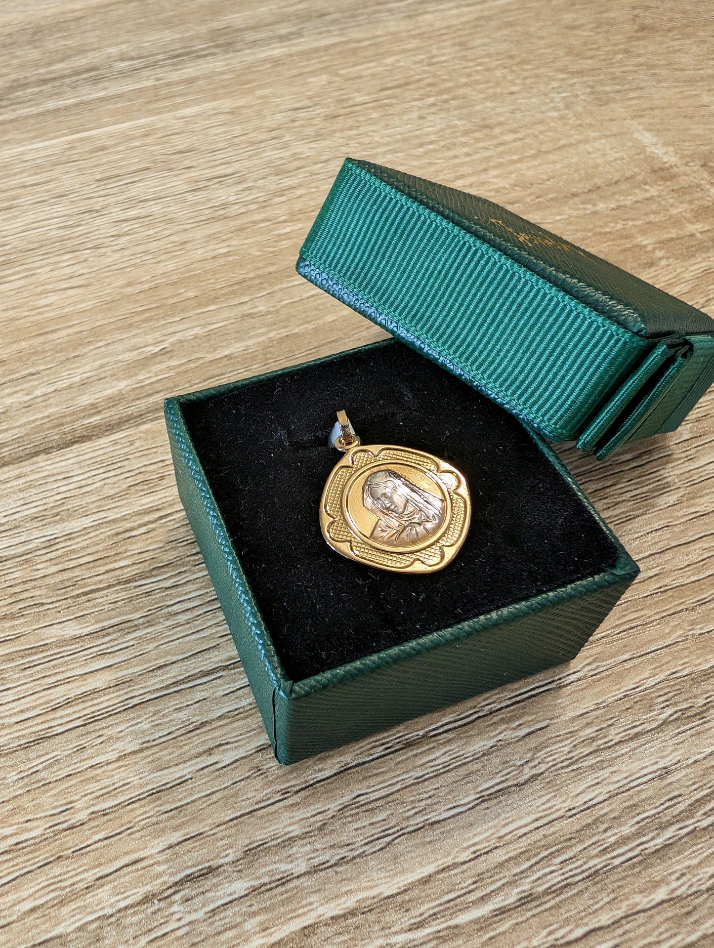 18kt virgin Mary