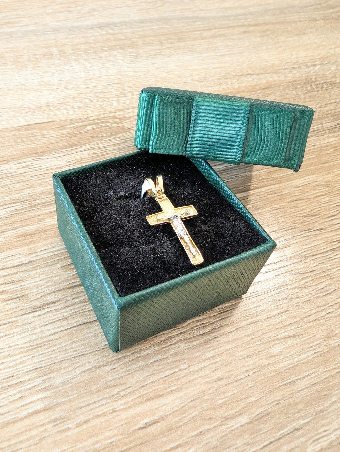 18kt Crucifix