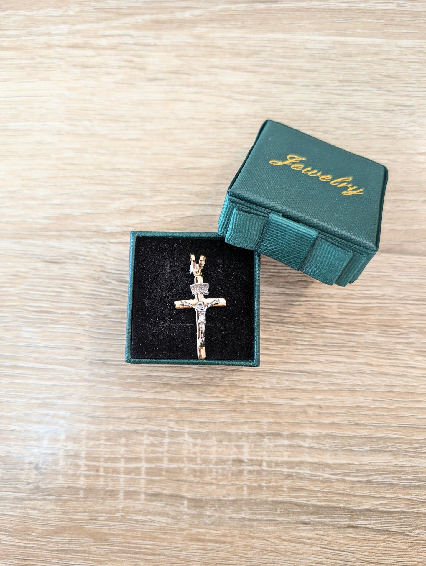 18kt Crucifix