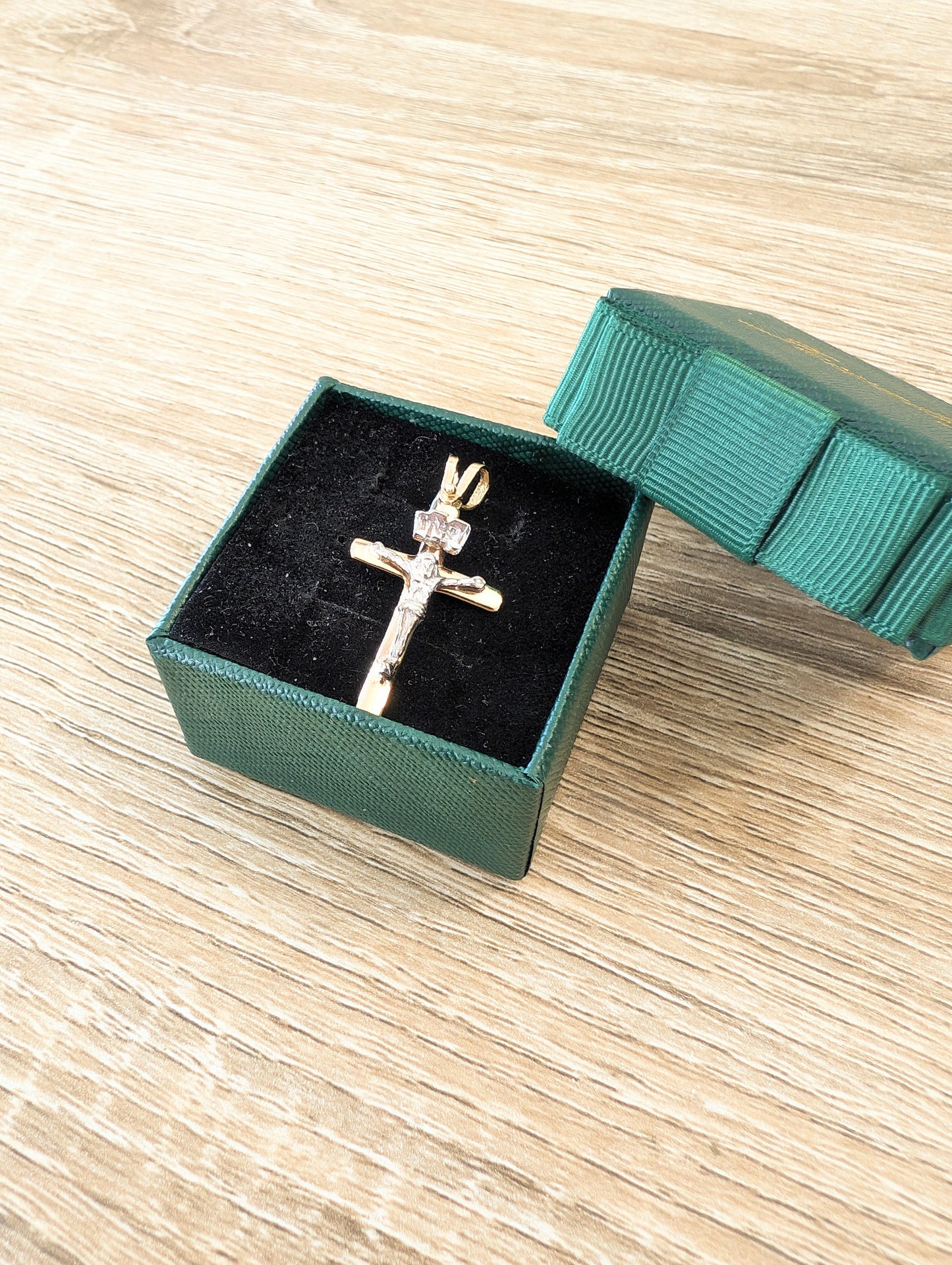 18kt Crucifix