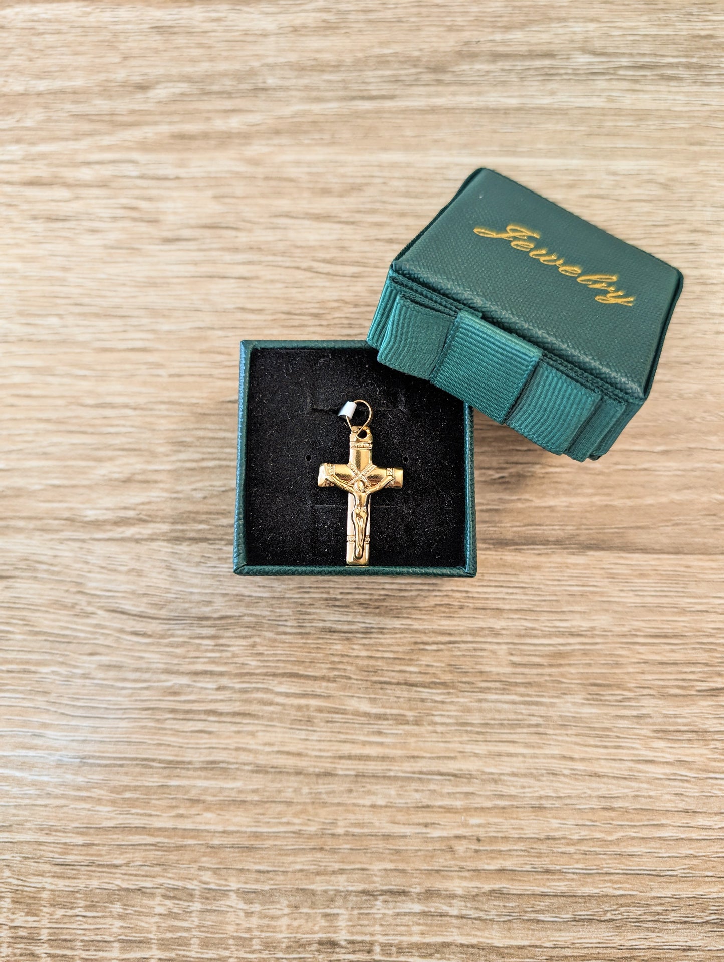 18kt Crucifix