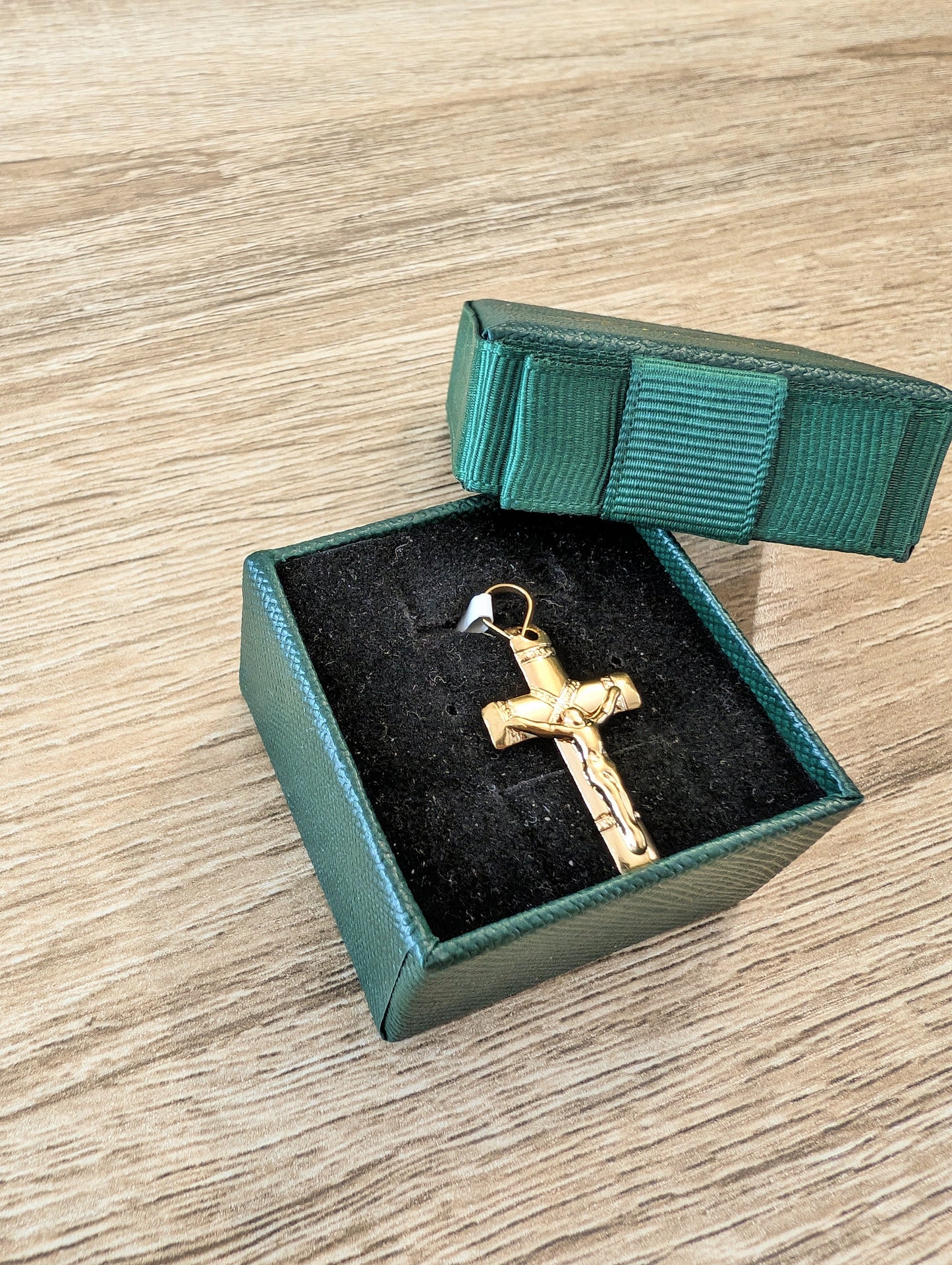 18kt Crucifix