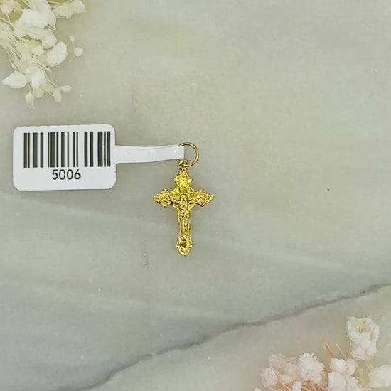 Christian crucifix pendant in 18K gold Video