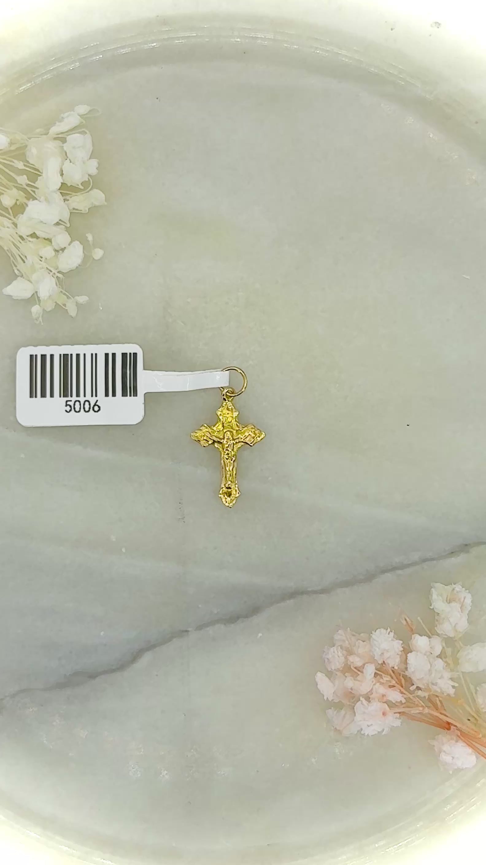 Christian crucifix pendant in 18K gold Video